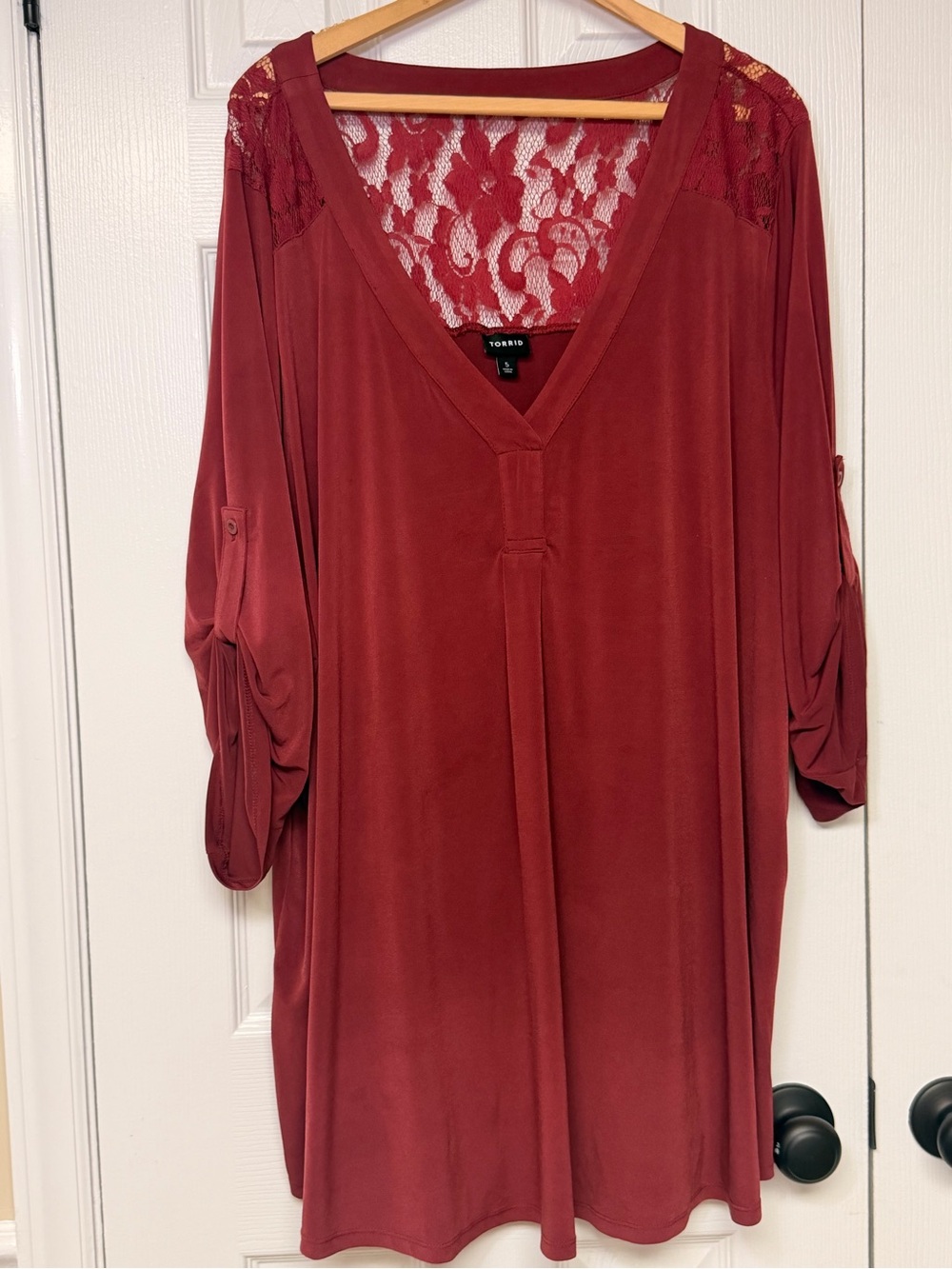 Torrid 5X Burgundy Lace Back V Neck Tunic Top Roll Tab Sleeve Plus Size Feminine
